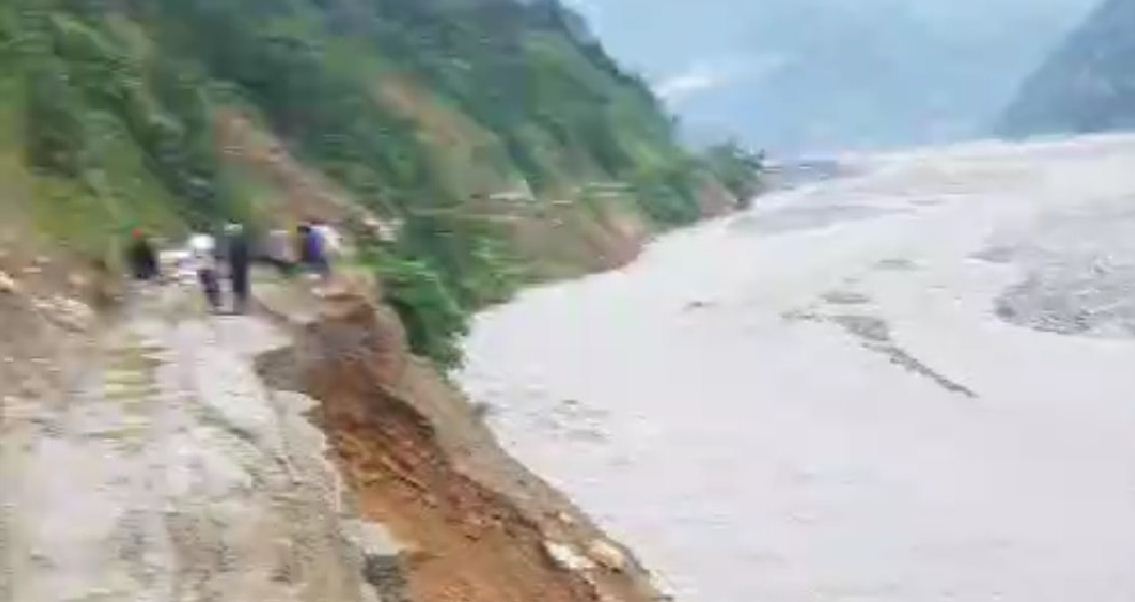 हेलम्बु राजमार्ग अवरुद्ध 